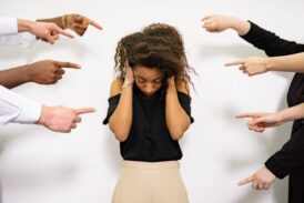 Yargılayarak öğretilen sessizlik