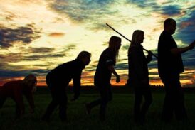 İnsan her şeyi sonradan kazanır