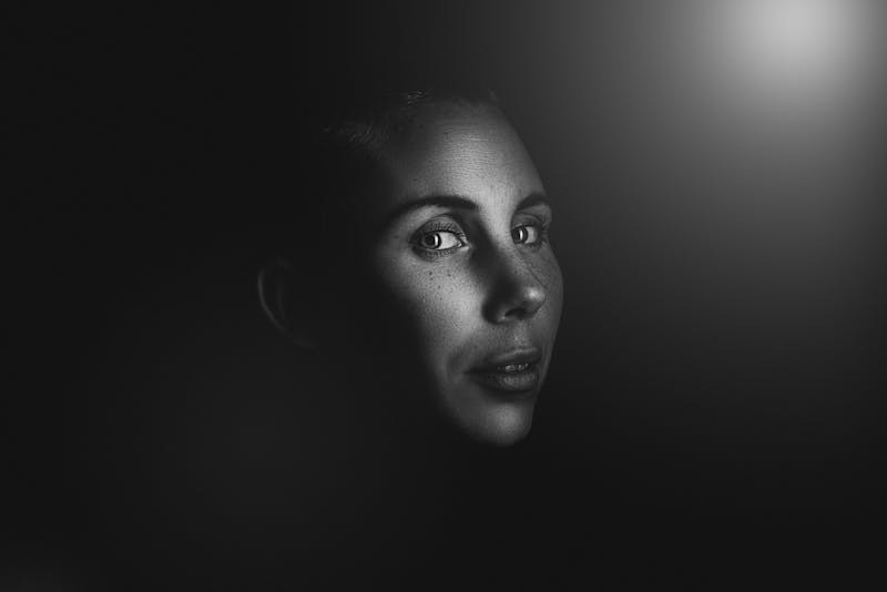 Bizden başka kimse yoksa yalnız mıyız