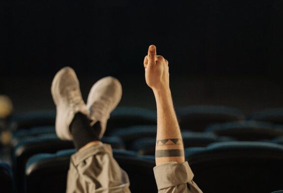 Hangi senaryoyu yazdıysan o senaryonun “film”ini izliyorsun…